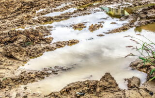 Flaque d'eau suite à une fuite d'eau au Revest